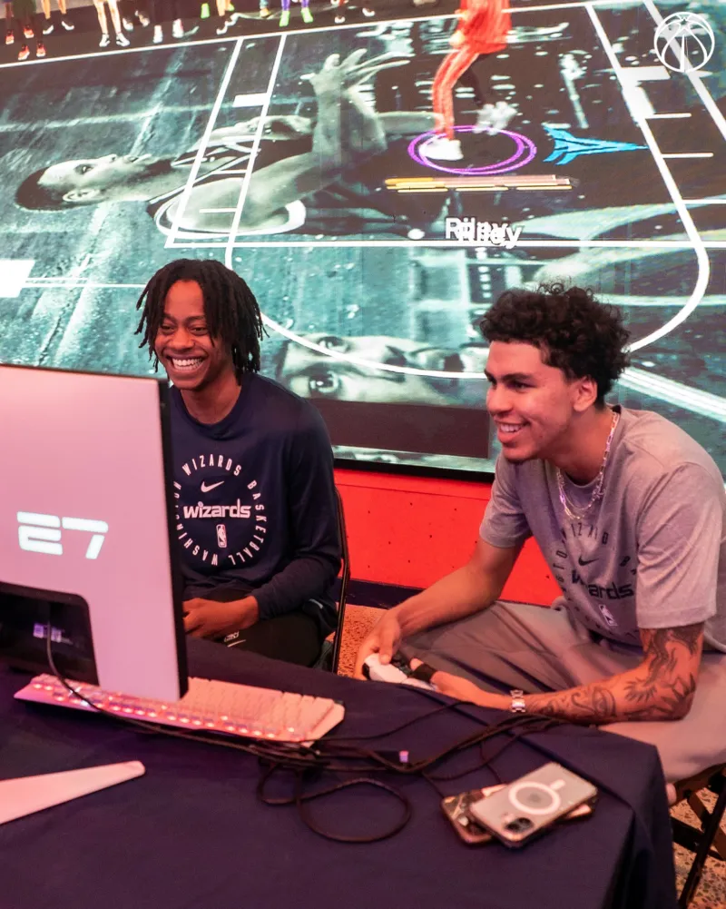 开云体育-奇才社媒晒特雷-约翰逊等球员出席NBA2K发布会的现场照片