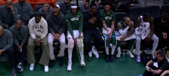 登录入口-高兴不起来！雄鹿领先20+ 字母哥与众球员在替补席不见笑意