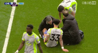 开云体育-奥赖利疑似大腿内侧受伤，队医入场进行治疗